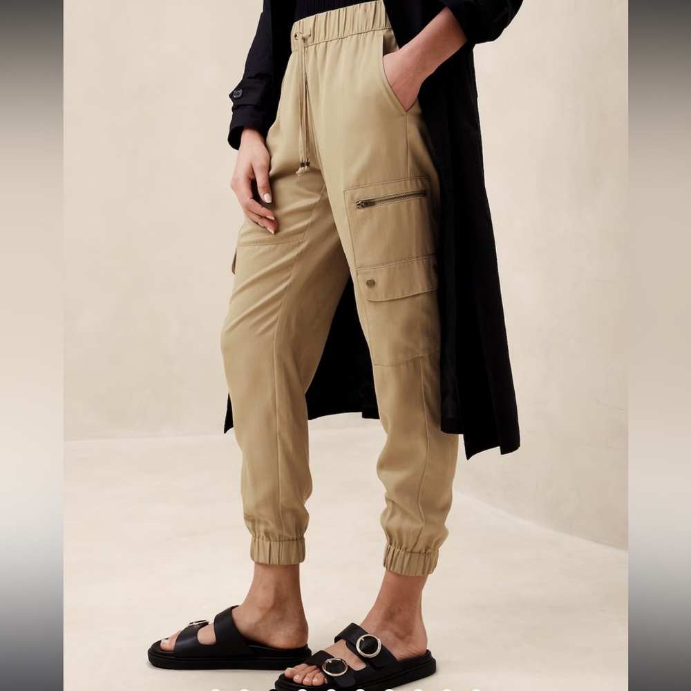 NWT Banana Republic Soft Cargo Jogger Khaki Size Medium